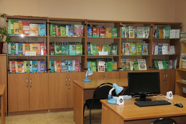 Шкафы с учебными пособиями и учебниками по ФГОС