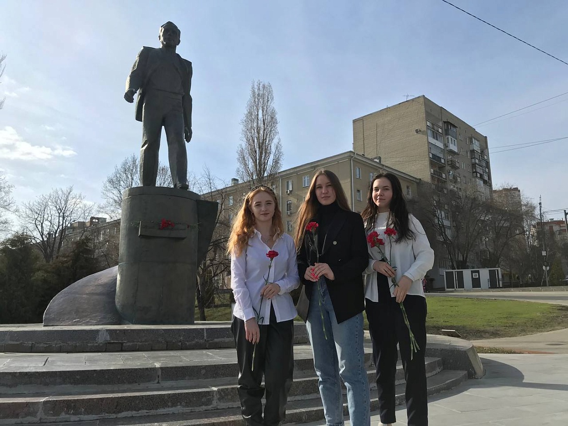 Возложение цветов к памятнику Ю.А. Гагарина 