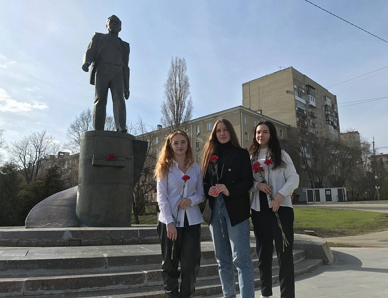 Возложение цветов к памятнику Ю.А. Гагарина 
