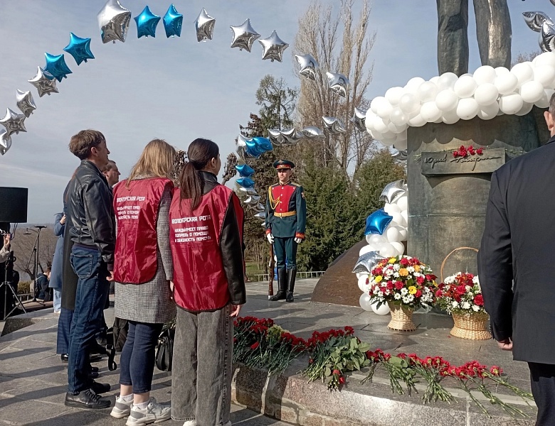 Митинг - концерт и возложение цветов к памятнику Ю.А. Гагарину