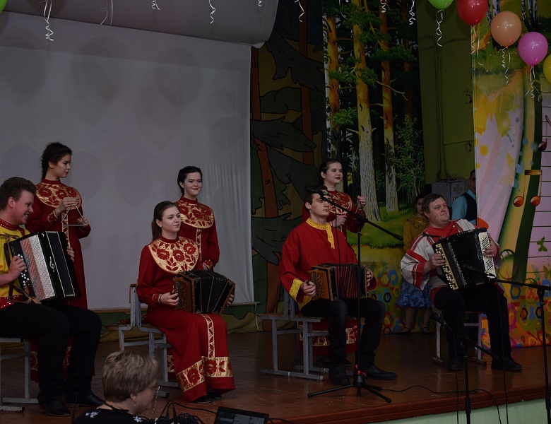 Студенты саратовских колледжей провели предпраздничный концерт для вынужденных переселенцев из ДНР и ЛНР!